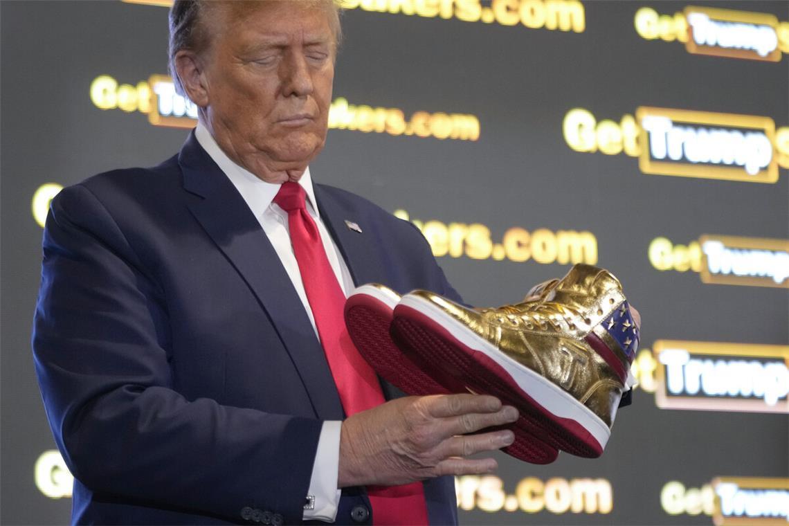 Ob goldene Sneaker, Protzuhr oder Bibel: Jeder Merchandise-Artikel ist Trump recht, um seine Marke zu monetarisieren.