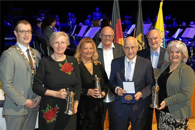 OB Maximilian Friedrich überreicht die Ehrungen an Ute Ulfert, Charlotte Klinghoffer, Rolf Hettich, Gerhard Ketterer, Michael Balzer und Sabine Kutteroff (von links). Foto: Alexander Becher 