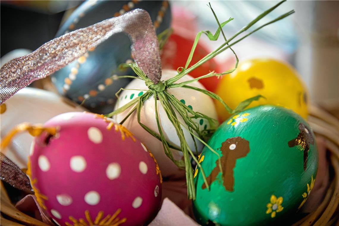 Filigran verzierter Osterschmuck aus Gänseeiern Ob Punkte, Häschen oder Blumen – die drei Frauen verwirklichen allerlei Gestaltungsideen auf den Eiern.