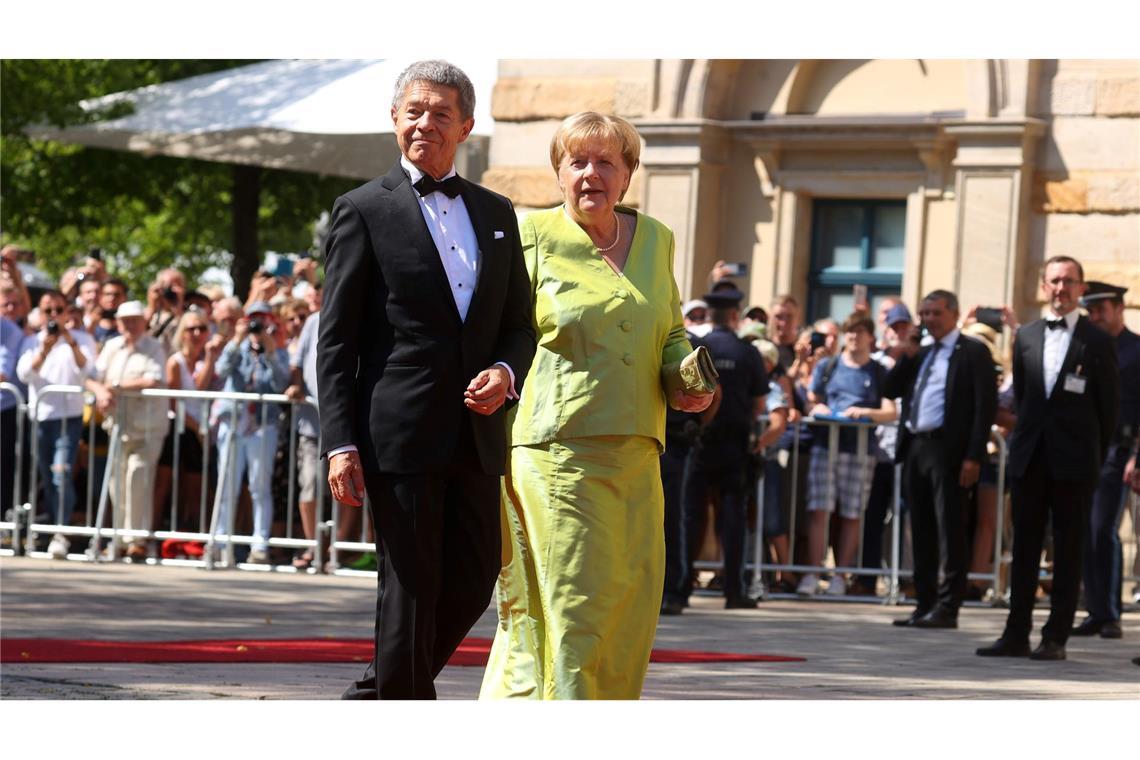 Ob Sonnenschein oder Regen - Angela Merkel und ihr Ehemann Joachim Sauer waren Stammgäste zum Auftakt der Bayreuther Festspiele.