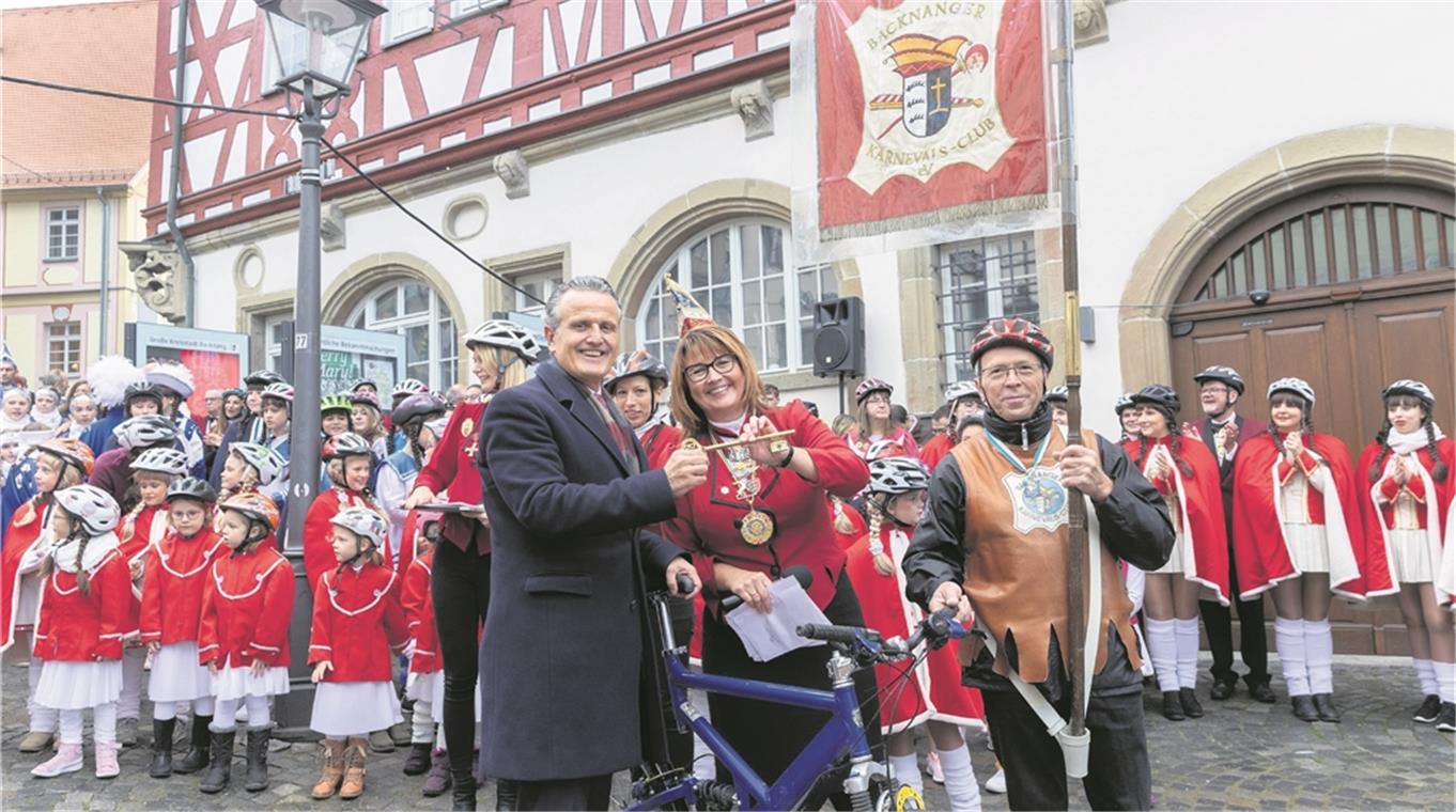 Mit Schwätzverbot zu besserer Luft Oberbürgermeister Frank Nopper kapituliert mit einem Lächeln und übergibt Präsidentin Gabi Kallfaß den Rathausschlüssel. Dafür hat der Backnanger Karnevals-Club ein Fahrrad für ihn im Gepäck.Der BKC thematisiert beim Rathaussturm nämlich neben der Narren- auch die Fahrradtauglichkeit Backnangs. Foto: J. Fiedler