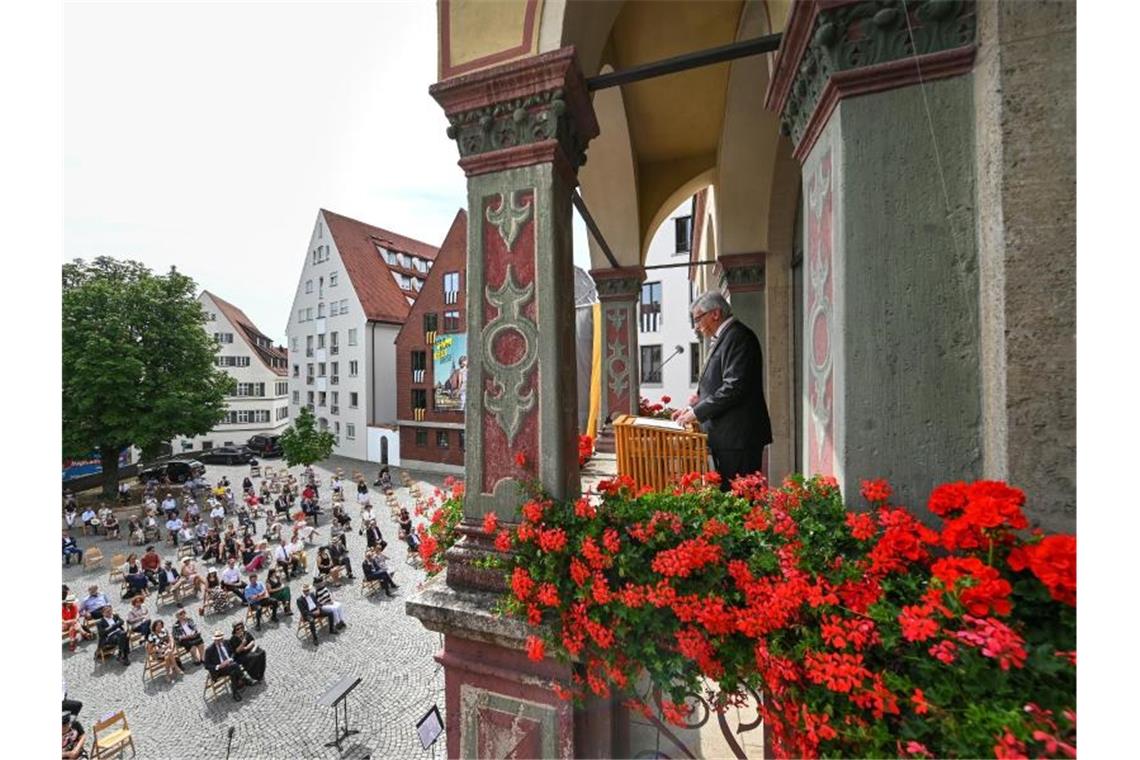 Oberbürgermeister Gunter Czisch (CDU, r) spricht vom dem Balkon des Schwörhauses. Foto: Felix Kästle/dpa/Archivbild