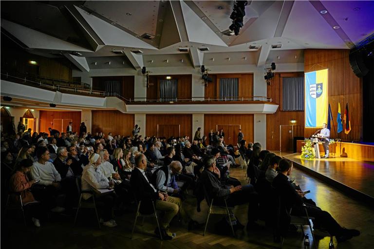 Oberbürgermeister Maximilian Friedrich begrüßte die etwa 250 Zugezogenen im Bürgerhaus. Fotos: Alexander Becher