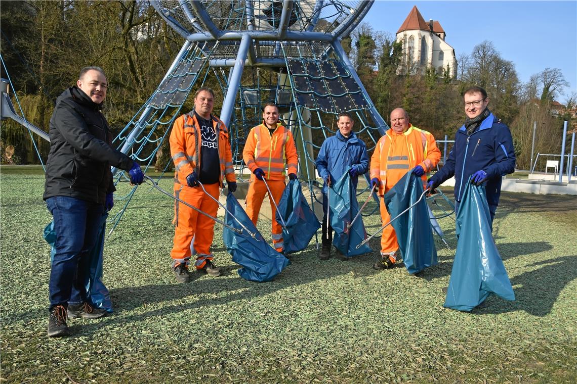 Kreisputzete geht mit Aktionswoche weiter Oberbürgermeister Maximilian Friedrich (rechts), Tiefbauamtsleiter Lars Kaltenleitner (Dritter von rechts) und Baudezernent Stefan Setzer (links) mit dem Bauhofteam bei der Kreisputzete im Rems-Murr-Kreis am Samstagvormittag bei der Annonayanlage in Backnang. Fotos: T. Sellmaier