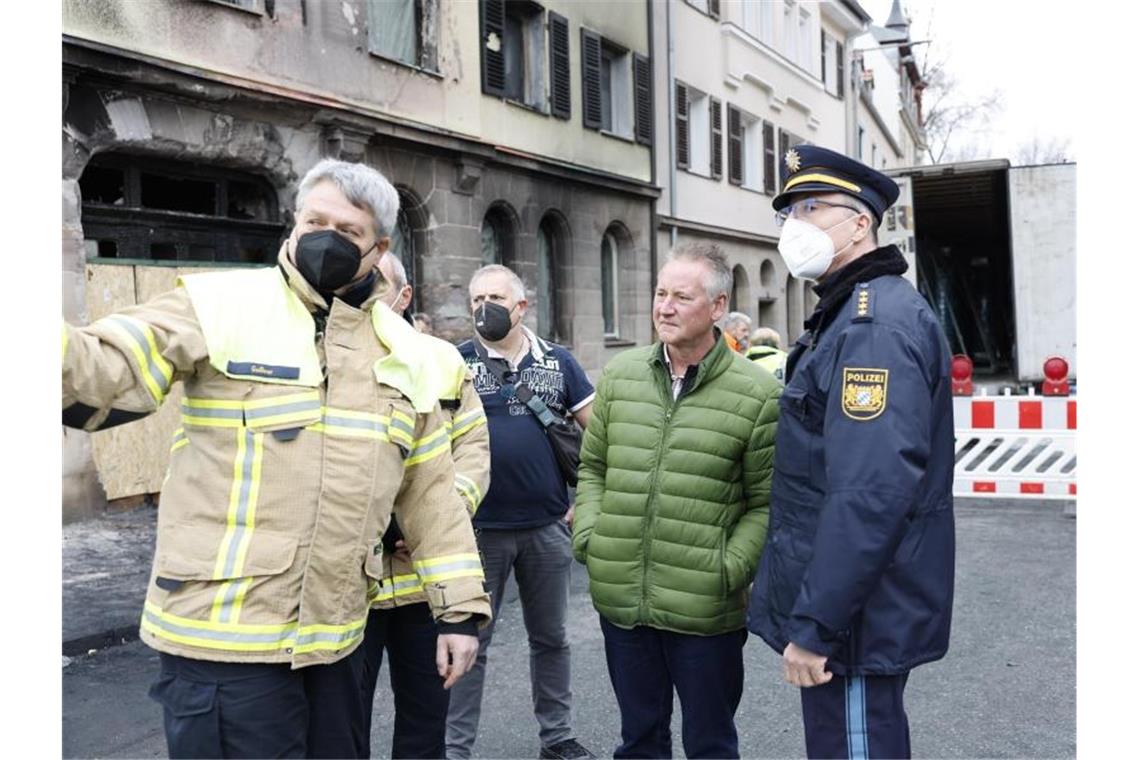 Weiter Ursachenforschung nach Verwüstungs-Fahrt in Fürth Oberbürgermeister Thomas Jung (2.v.r.) besichtigt die Unglückstelle. Foto: Löb Daniel/dpa