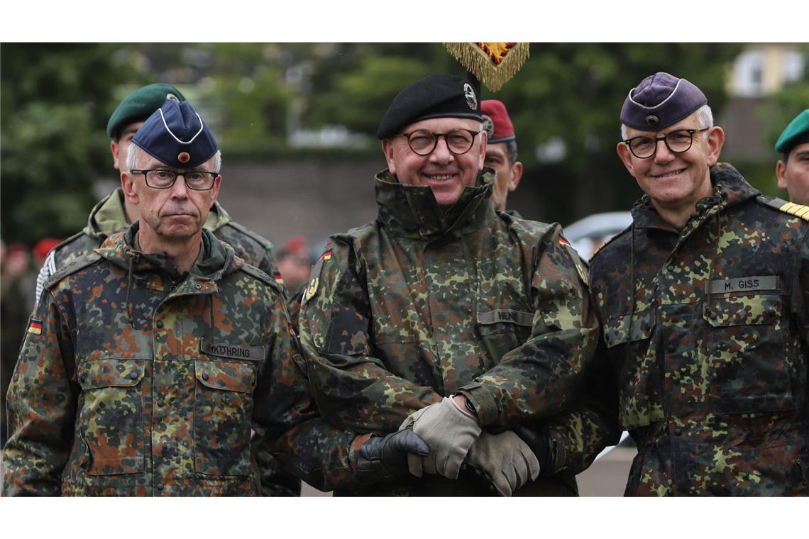 Oberst Thomas Köhring (li.) übergibt das Landeskommando Baden-Württemberg an Kapitän zur See Michael Giss (re.) im Beisein von Generalmajor Andreas Henne.