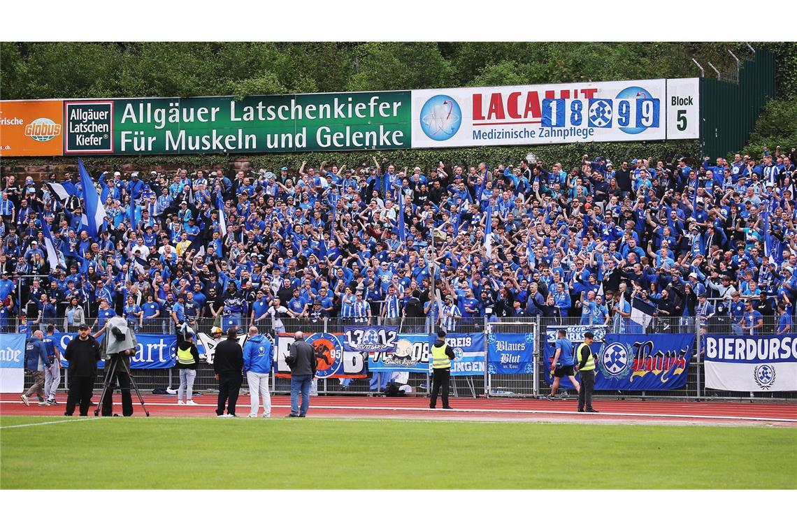 Obwohl es am Ende 0:3 für Homburg steht, feuert die Fankurve der Blauen ihre Mannschaft gewohnt lautstark an.