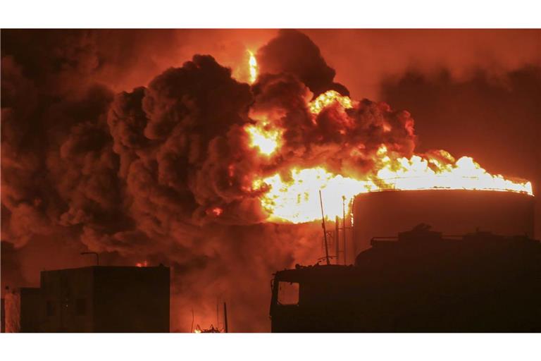 Öltanks brennen im Hafen von Hudaida. Einen Tag nach dem tödlichen Drohnenangriff der Huthi-Miliz auf Tel Aviv hat Israel mit einem  Gegenschlag im Jemen reagiert.