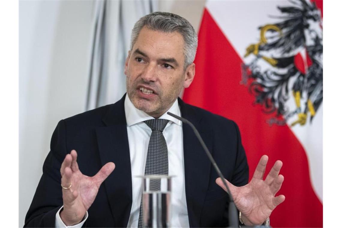 Österreichs Kanzler Nehammer positiv auf Corona getestet Österreichs Bundeskanzler Karl Nehammer führt seine Amtsgeschäfte derzeit von zu Hause aus fort. Foto: Lisa Leutner/AP/dpa