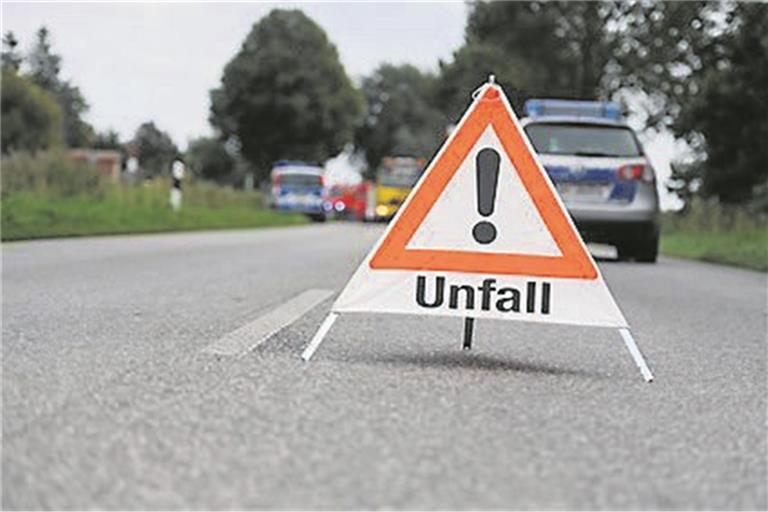 Offenbar aufgrund nicht angepasster Geschwindigkeit ist ein Audi-Fahrer auf der B14 von der Fahrbahn abgekommen. Symbolbild: benjaminnolte - stock.adobe.com 