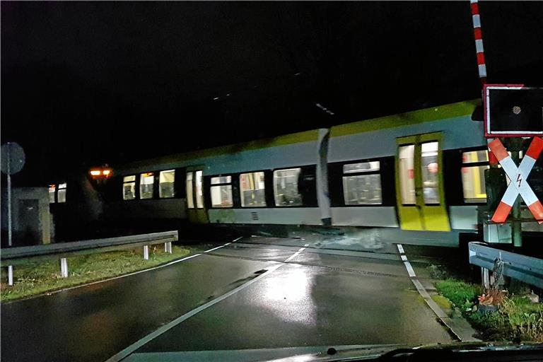 Offene Schranke trotz durchfahrendem Zug: Eine Störung am Bahnübergang in der Spinnerei birgt ernsthafte Gefahr. Foto: Michael Keil