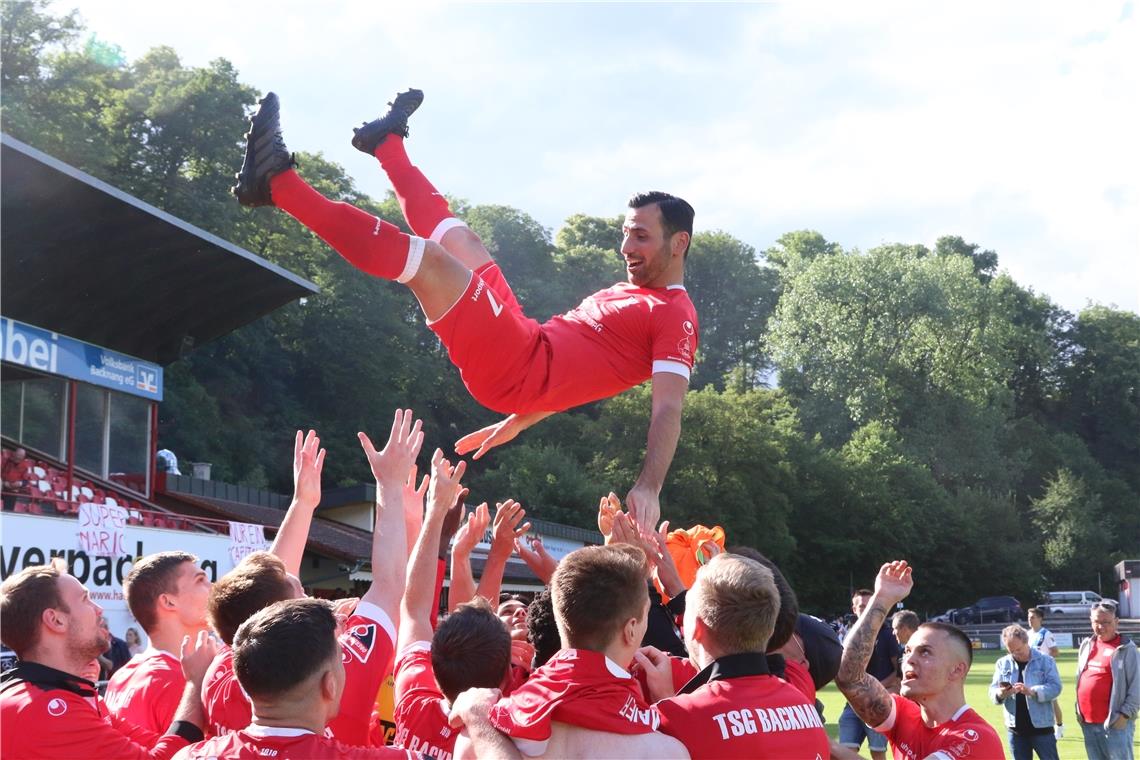 Alexander Hornauer bespielt den BKZ-Instagramkanal Oguzhan Biyik wurde nach zehn Jahren bei der TSG Backnang als Spieler verabschiedet. Der eigens beauftragte Fotograf wechselte gerade in dem Moment, als die Spieler Biyik hochleben ließen, sein Objektiv, Alexander Hornauer gelang das Bild. Foto: Alexander Hornauer