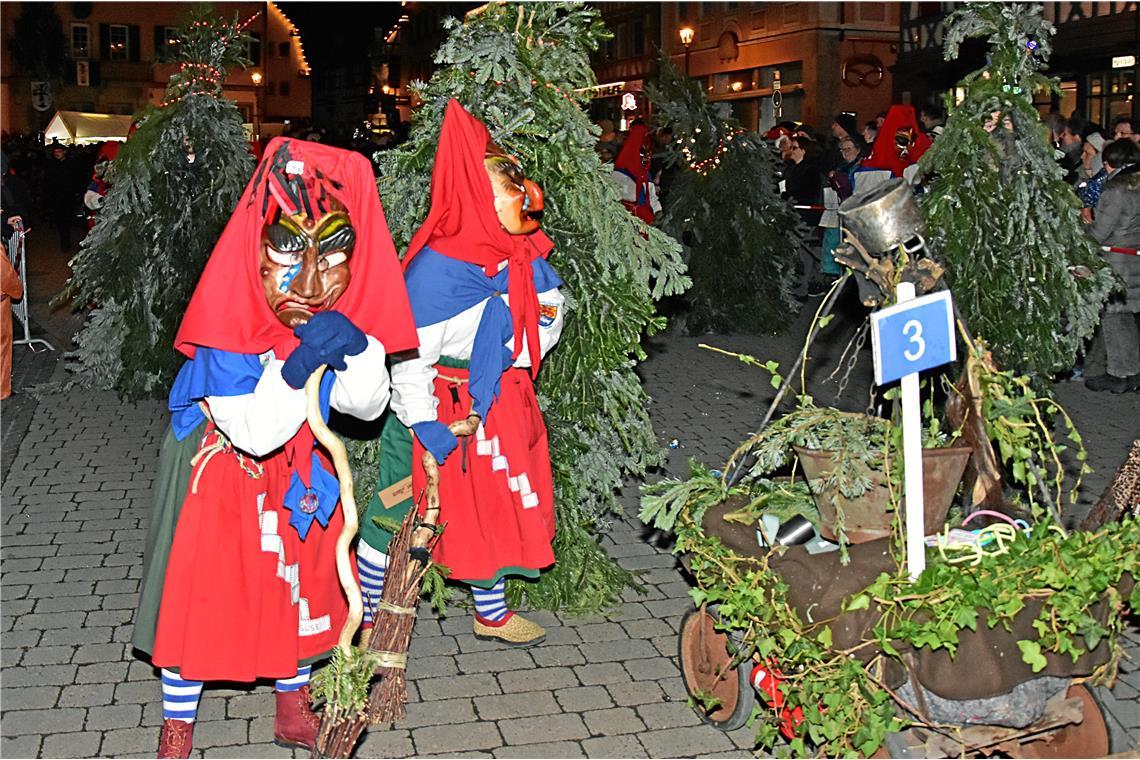 Oh Tannenbaum. Die Hexen des Sulzbacher Carnevalsvereins haben ihren eigenen Wal...