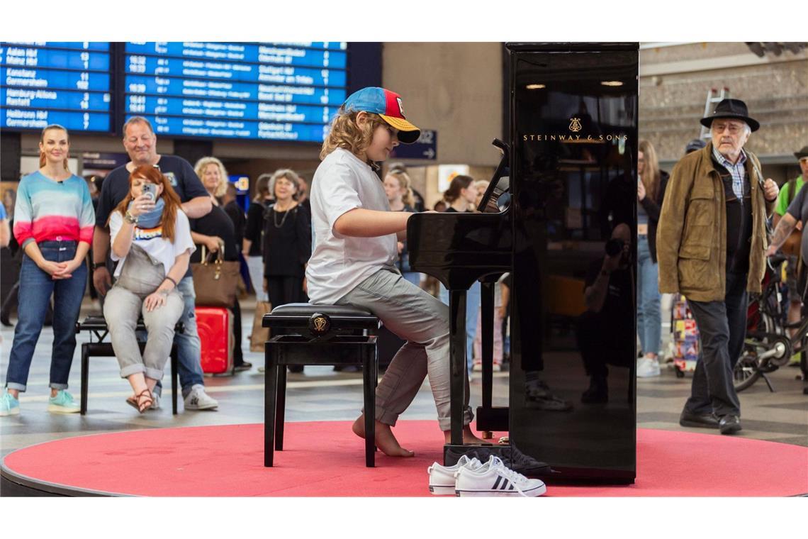 Ohne Schuhe am Klavier: Levin am Karlsruher Hauptbahnhof.