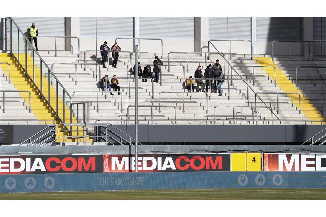 Okay, das ist besonders leer: Blick auf nur wenige Fans in einem Fußballstadion. (Archivbild)