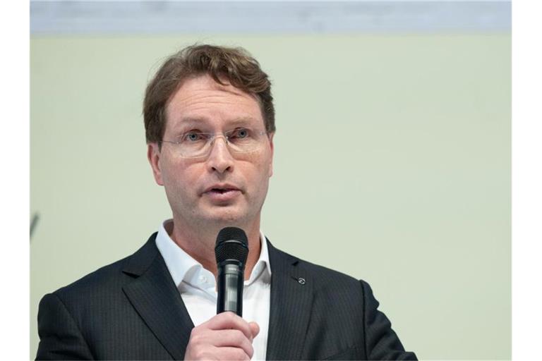 Ola Källenius, Vorstandsvorsitzender Daimler AG, spricht bei der Pressekonferenz. Foto: Bernd Weißbrod/dpa/Bildarchiv