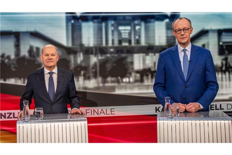 Olaf Scholz (l, SPD) steht neben Friedrich Merz, Unions Kanzlerkandidat und CDU Bundesvorsitzender, beim letzten TV-Duell vor der Bundestagswahl bei Welt TV und Bild.