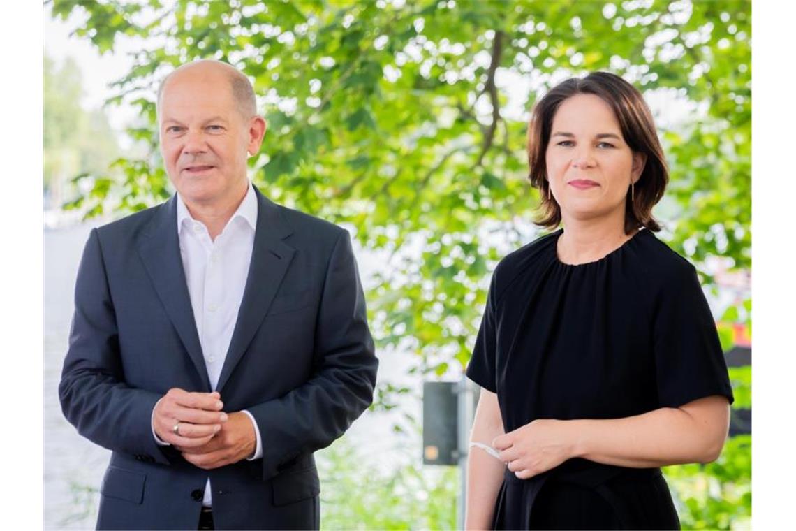 Olaf Scholz (SPD), Bundesfinanzminister und SPD-Kanzlerkandidat, und Annalena Baerbock, Kanzlerkandidatin und Bundesvorsitzende von Bündnis 90/Die Grünen. Foto: Christoph Soeder/dpa