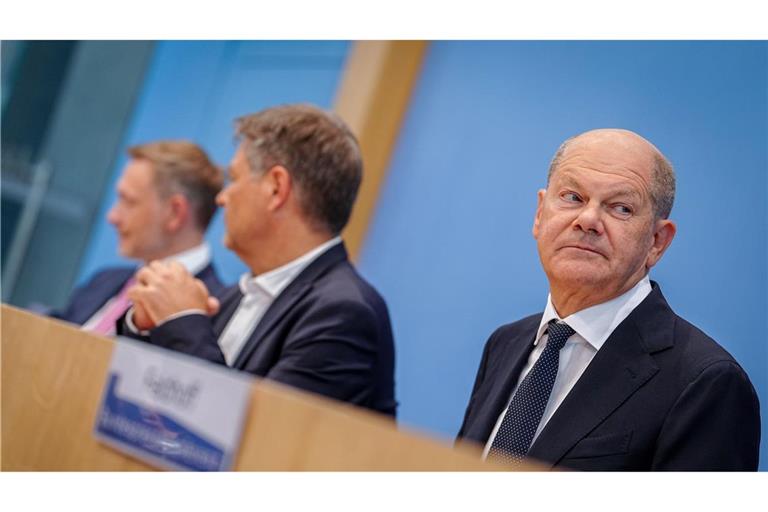 Olaf Scholz (SPD; von rechts) wird noch mehr Mühe haben,  mit Robert Habeck (Grüne) und Christian Lindner (FDP) die Ampelkoalition in Berlin zusammen zu halten.