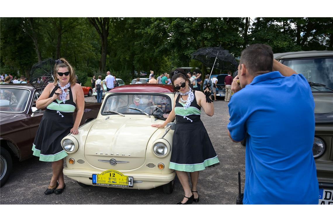 Oldtimer-Liebe: Antje und Wenke kommen mit einem Trabant 600 zum Oldteimertreffen "Curbici Veterano".