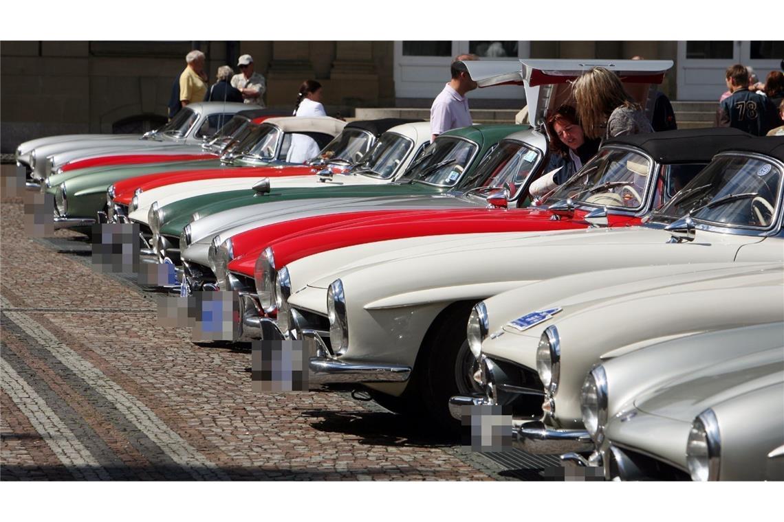 Oldtimer-Liebhaber ehren den legendären Mercedes 300 SL auf dem Stuttgarter Schlossplatz.