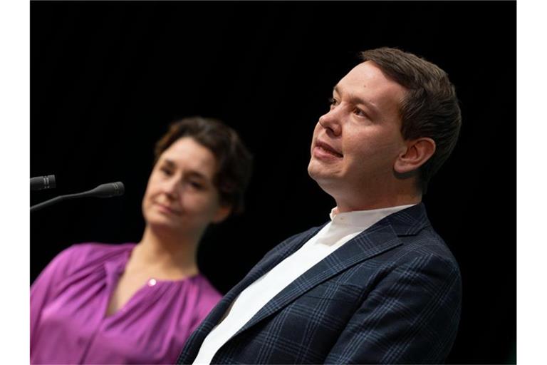 Oliver Hildenbrand und Sandra Detzer, Vorsitzende des Landesverbandes der Grünen in Baden-Württemberg. Foto: Marijan Murat/dpa/Archivbild