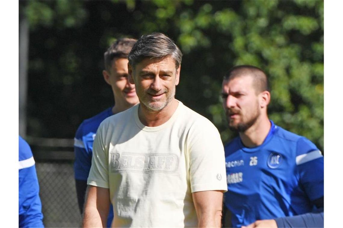 Nach Klassenerhalt: Jobgarantie für KSC-Sportchef Kreuzer Oliver Kreuzer, Sportdirektor des Karlsruher SC, im Mai bei einem Mannschaftstraining. Foto: Uli Deck/dpa