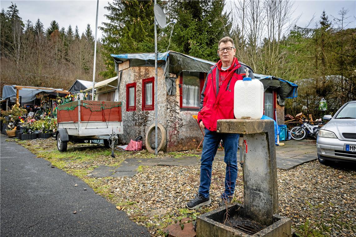 Oliver Schüßbach hat die Wasserstelle zum Glück direkt vor seinem Wohnwagen. Fotos: Alexander Becher 