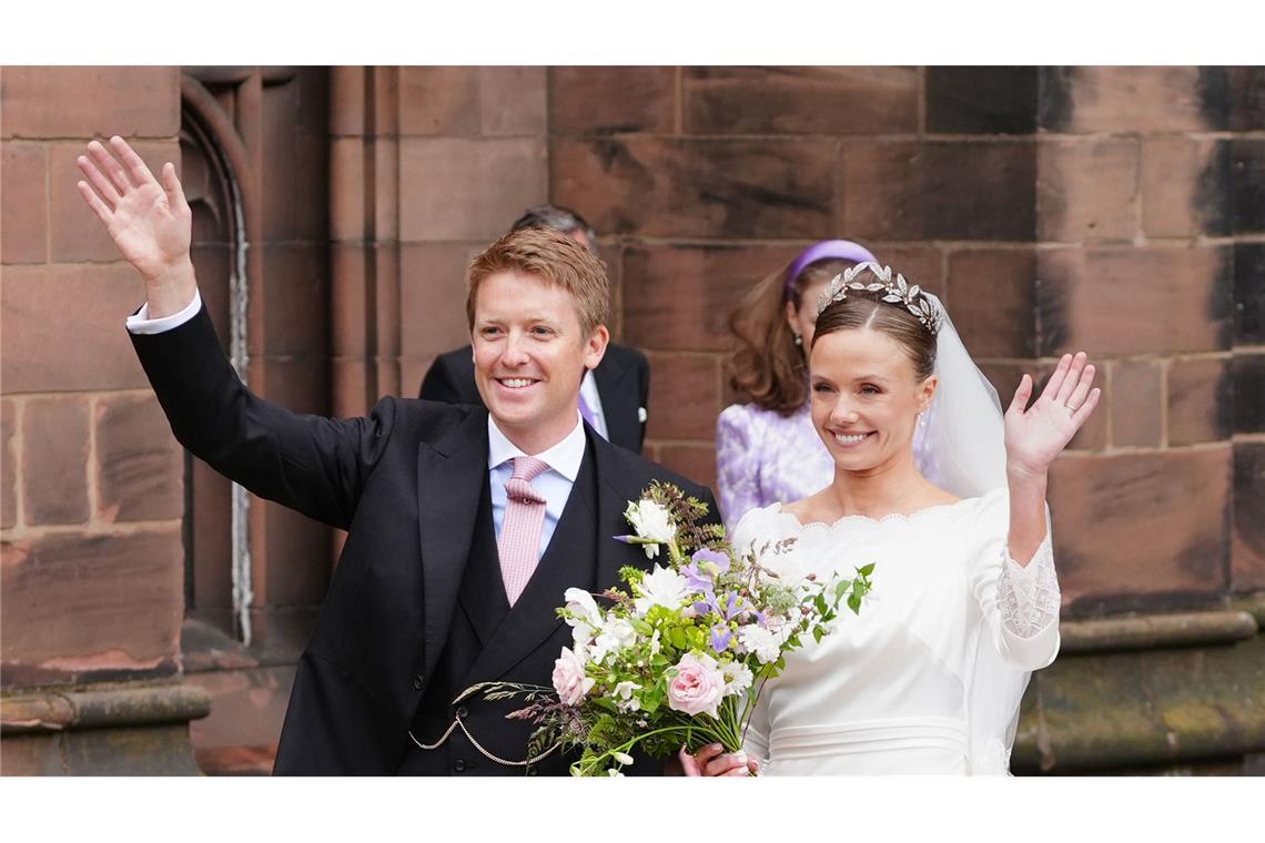 Olivia Henson und Hugh Grosvenor, der Duke of Westminster, verlassen nach ihrer Hochzeit die Kathedrale von Chester.