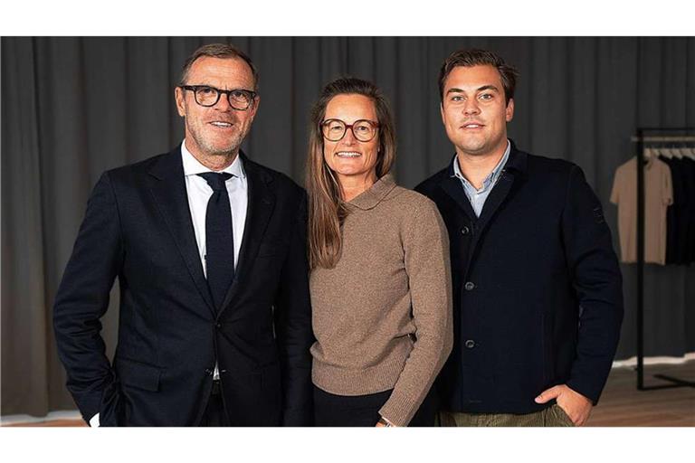 Olymp-Chef Mark Bezner (links) mit seinem ältesten Sohn Louis Bezner. Dieser übernahm vor kurzem von Katja Beibl (Mitte) den Chefposten der Olymp-Tochter Maerz Muenchen.