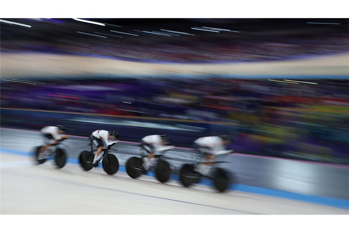 Olympia 2024: Das deutsche Männer-Team mit Roger Kluge, Tim Torn Teutenberg, Tobias Buck-Gramcko und The Reinhardt startet im Bahnrad-Teamsprint in der Qualifikation.