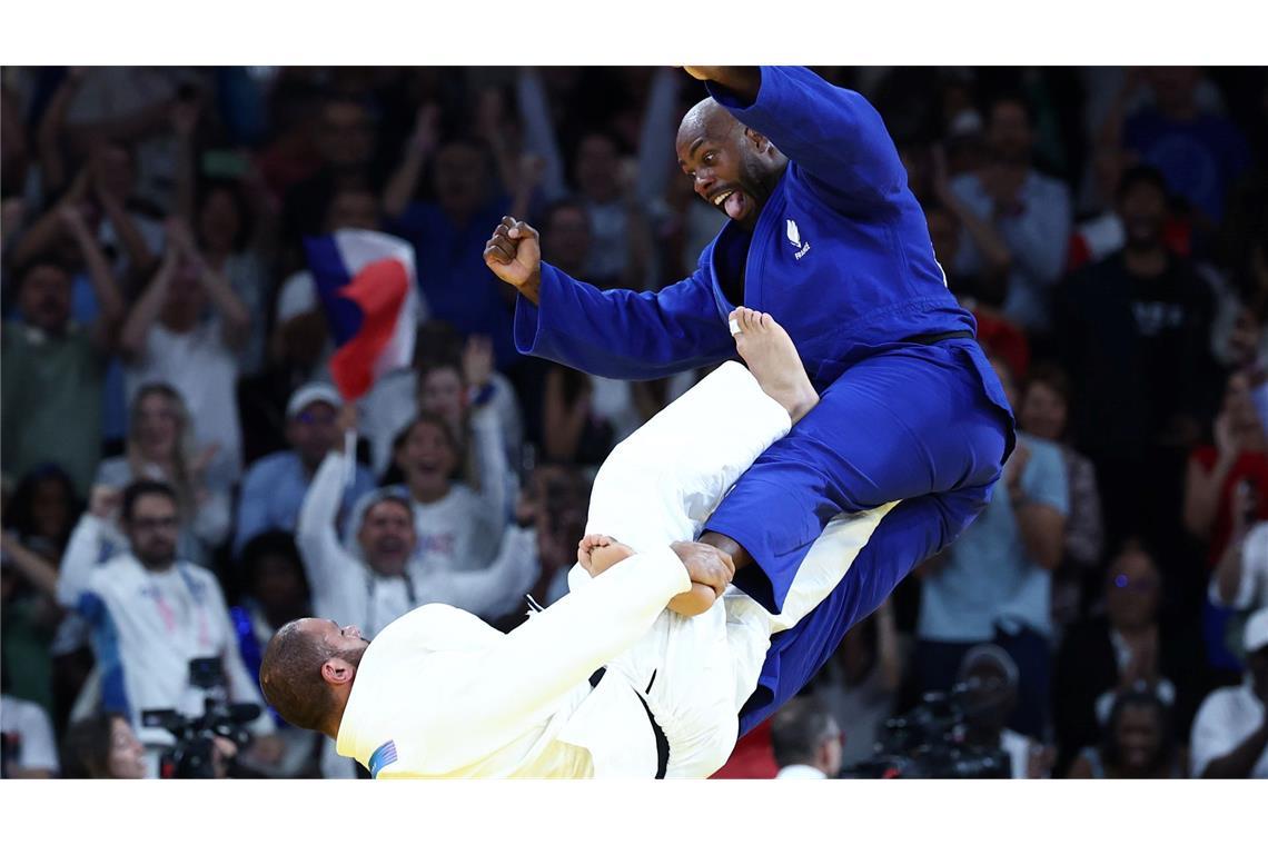 Olympia, Paris 2024, Judo, +100kg, Teddy Riner (blau) aus Frankreich kämpft mit Guram Tushishvili (weiß) aus Georgien.