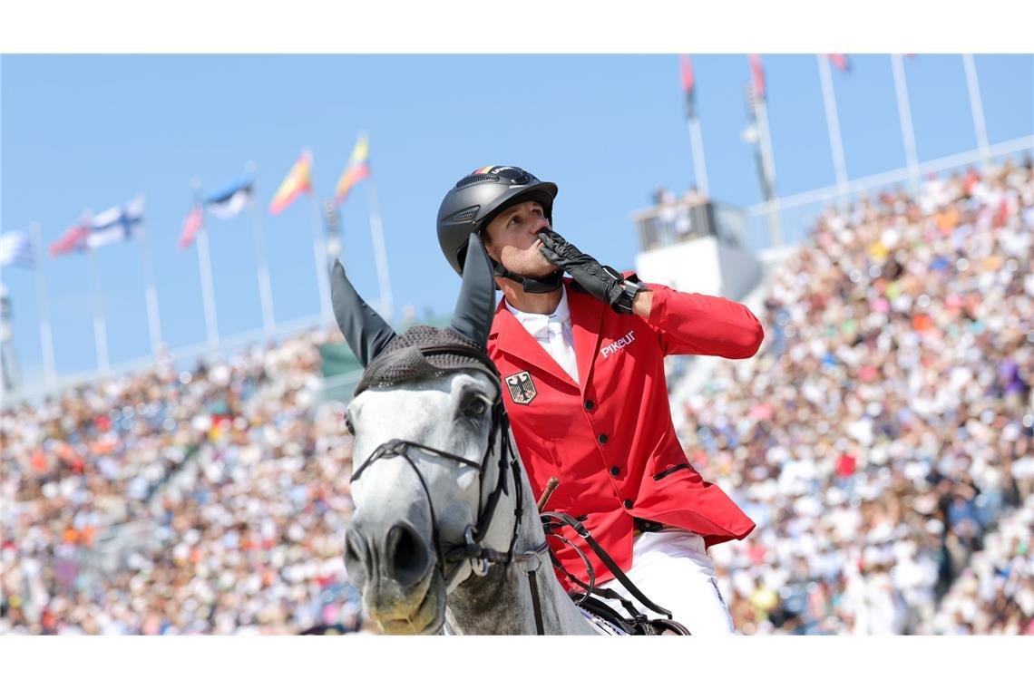 Olympiasieg: Christian Kukuk springt in Versailles mit Pferd Checker 47 zu Gold für Deutschland.