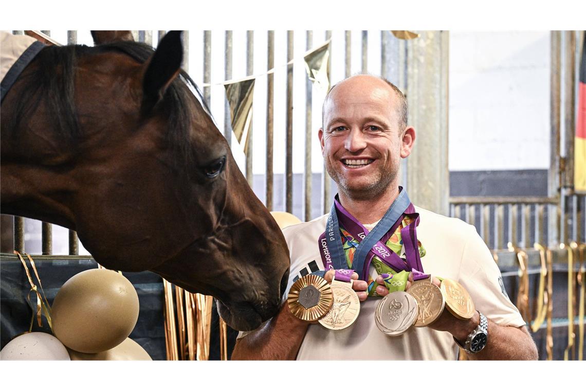 Olympiasieger Michael Jung (mit all seinen Olympischen Goldmedaillen) und seinem Erfolgspferd Chipmunk. Aber wie viel Geld bringen die Erfolge?