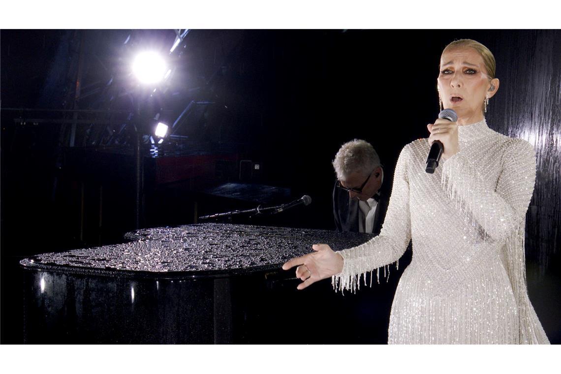 Olympische Sommerspiele 2024:  Die kanadische Sängerin Celine Dion singt bei der Eröffnungsfeier auf dem Eiffelturm.