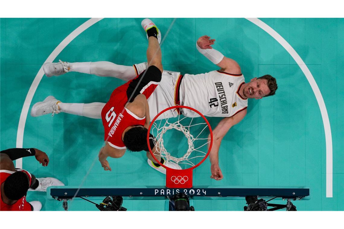 Olympische Spiele 2024 in Paris: Andreas Obst aus Deutschland trifft den Boden bei dem Basketballspiel Deutschland gegen Japan.