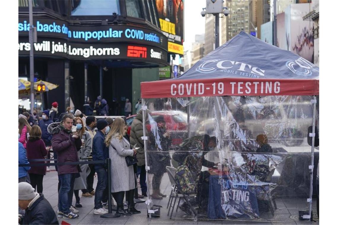 Omikron in USA nun vorherrschende Virusvariante Omikron hat in den USA nun Delta, die zuvor vorherrschende Variante, auf den zweiten Platz verdrängt. Foto: Seth Wenig/AP/dpa