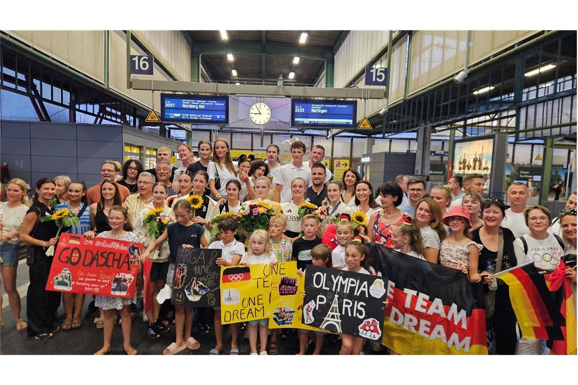 „One Team - one dream“ steht auf einem der vielen Transparente, mit denen die Fans die Athletin am Stuttgarter Bahnhof empfingen.