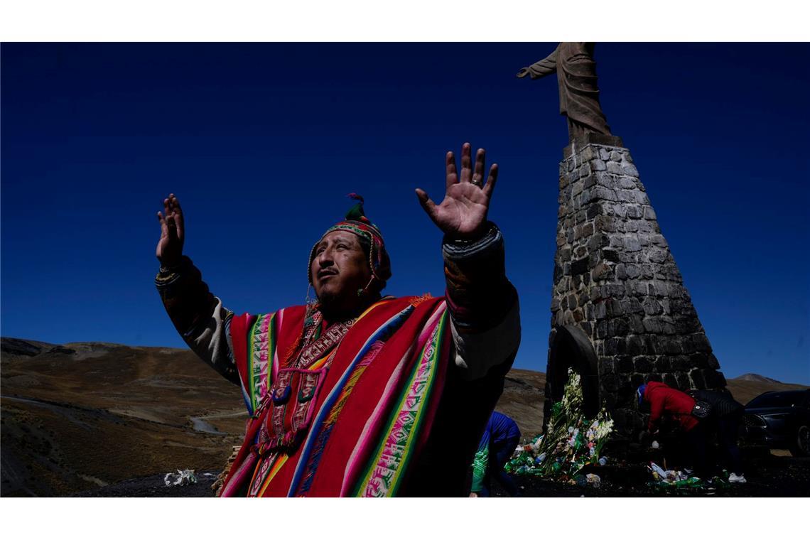 Opfergabe in Bolivien: Beten zu Ehren von "Pachamama" auf dem La Cumbre, einem als heilig geltenden Berg bei La Paz. Nach der Aymara-Tradition erwacht die Pachamama jedes Jahr im August nach der Trockenzeit hungrig und durstig.