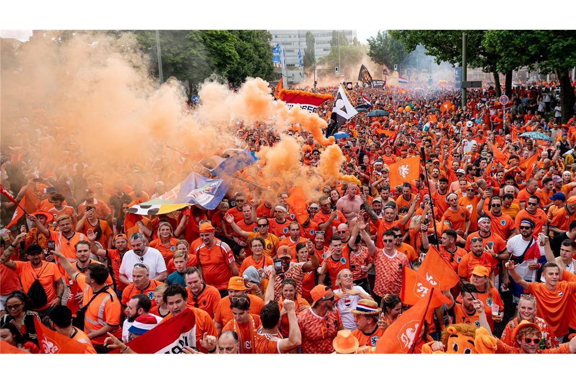 Oranje, Oranje: Fansmarsch der Holländer zum Viertelfinalspüiel gegen die Türkei in Berlin