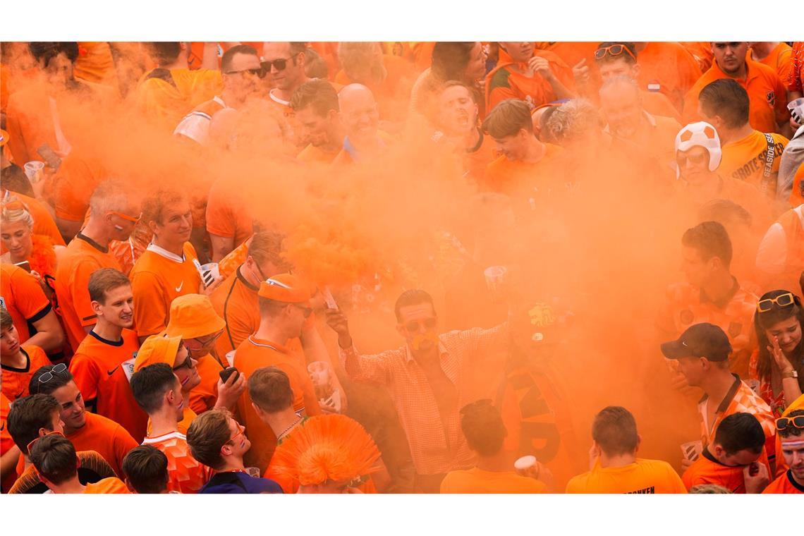 Oranje, Oranje: Niederländische Fans sind auf dem Weg ins Stadion zum Halbfinalspiel gegen England.