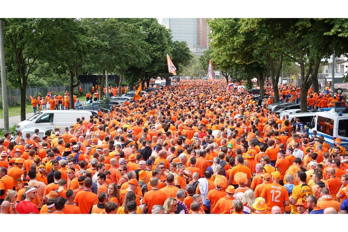 Oranje, so weit das Auge reicht: Niederländische Fans feiern bei einem Fanmarsch in Hamburg.