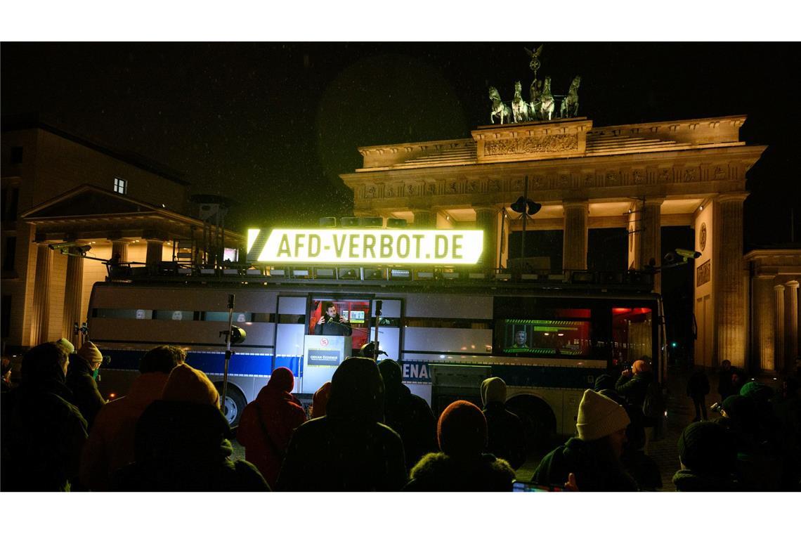 Orkan Özdemir (SPD), Mitglied im Berliner Abgeordnetenhaus, spricht aus einem umgebauten Bus mit dem Namen "Adenauer SRP+" bei einer Protestaktion vom "Zentrum für politische Schönheit" (ZPS) vor dem Brandenburger Tor in Berlin-Mitte.