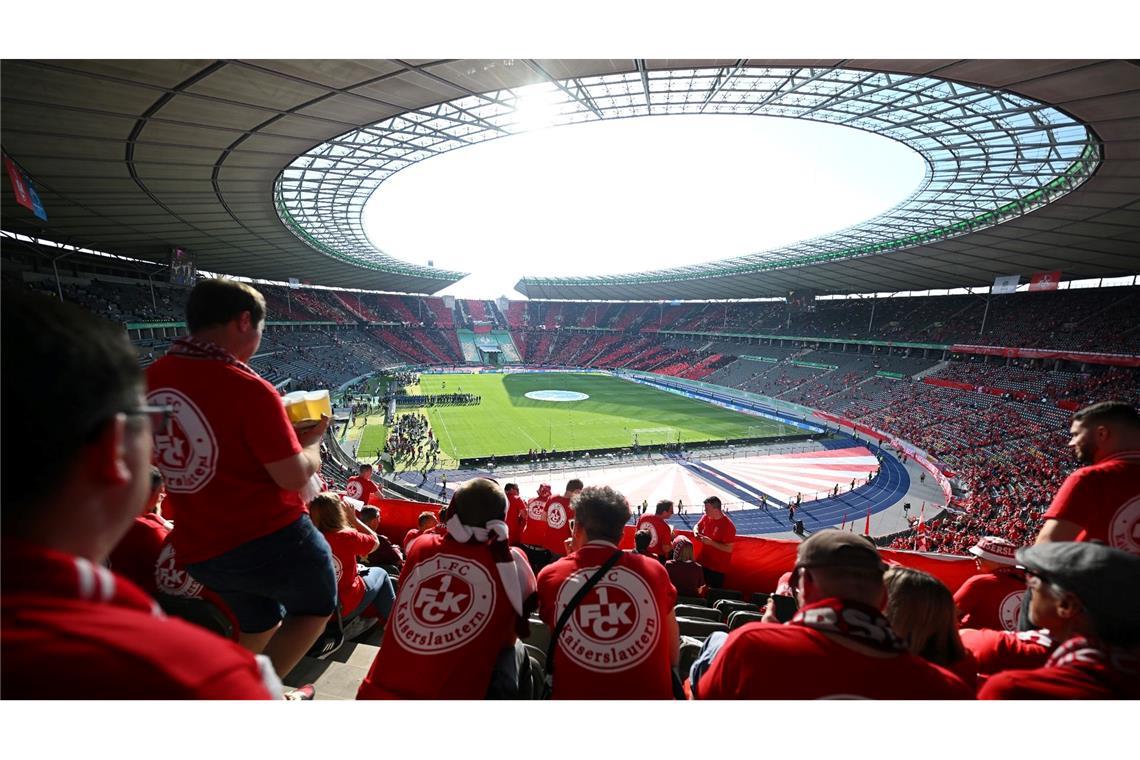 Ort der Entscheidung: Fans von Kaiserslautern kommen in das Olympiastadion um das DFB-Pokal Finale gegen Bayer Leverkusen zu sehen.