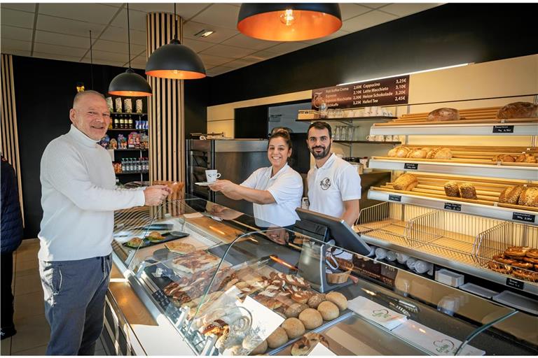 Ortsvorsteher Andreas Rupp (links) schaut gerne bei Hilal Sertcanli und ihrem Ehemann Eftal auf einen Kaffee vorbei. Foto: Alexander Becher