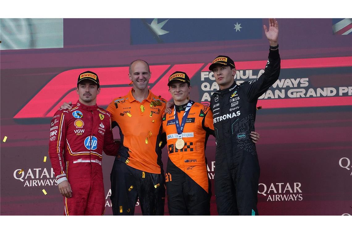 Oscar Piastri (M) gewann in Baku vor Charles Leclerc (l) und George Russell (r).