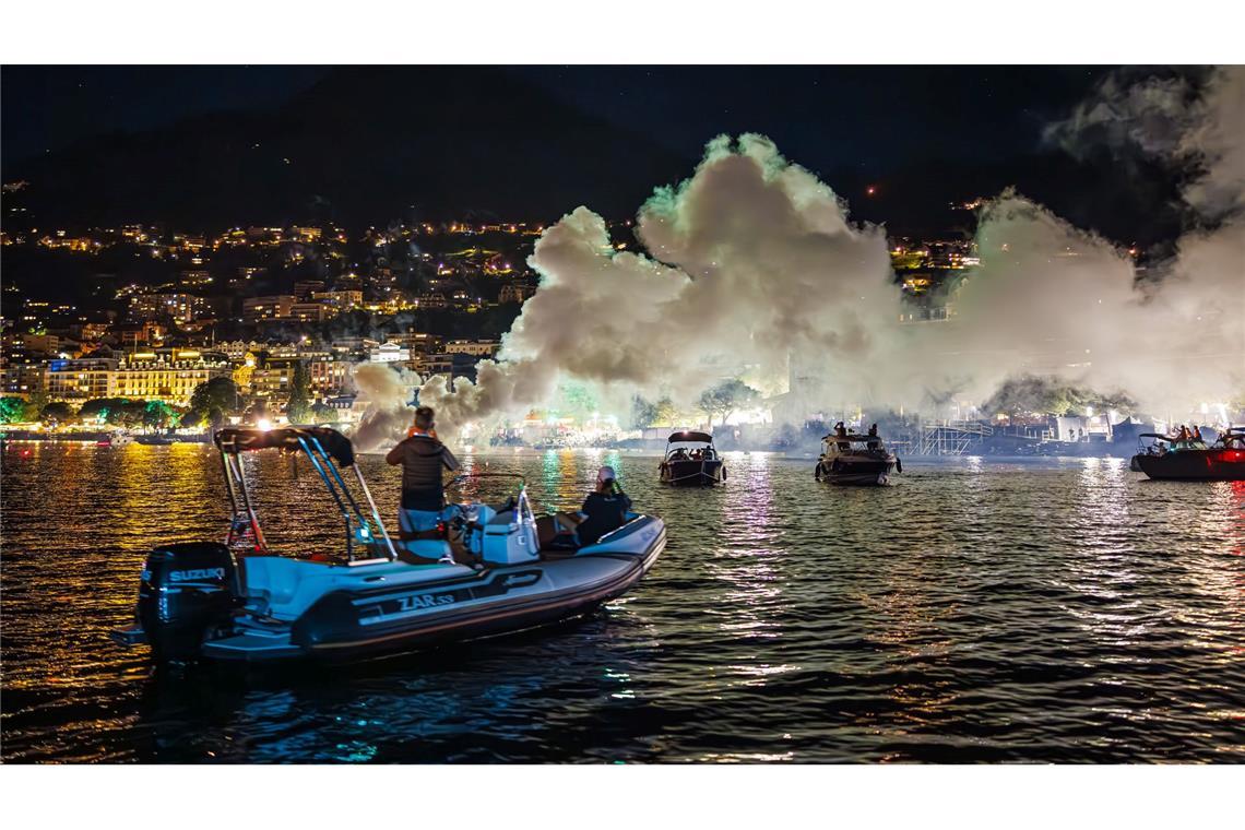 Paasend zu dem Erfolgssong "Smoke on the water" steigen große Rauchschwaden, die Teil der Show von Deep Purple sind, über dem genfer See auf.