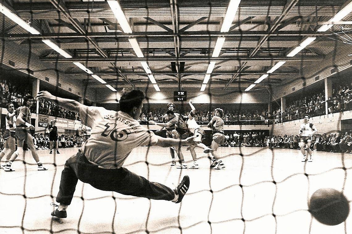 Packende Handballspiele wie hier 1991 gegen die TSG Oßweil gab es in der Gemeindehalle in Oppenweiler zu sehen. Foto: HCOB-Archiv