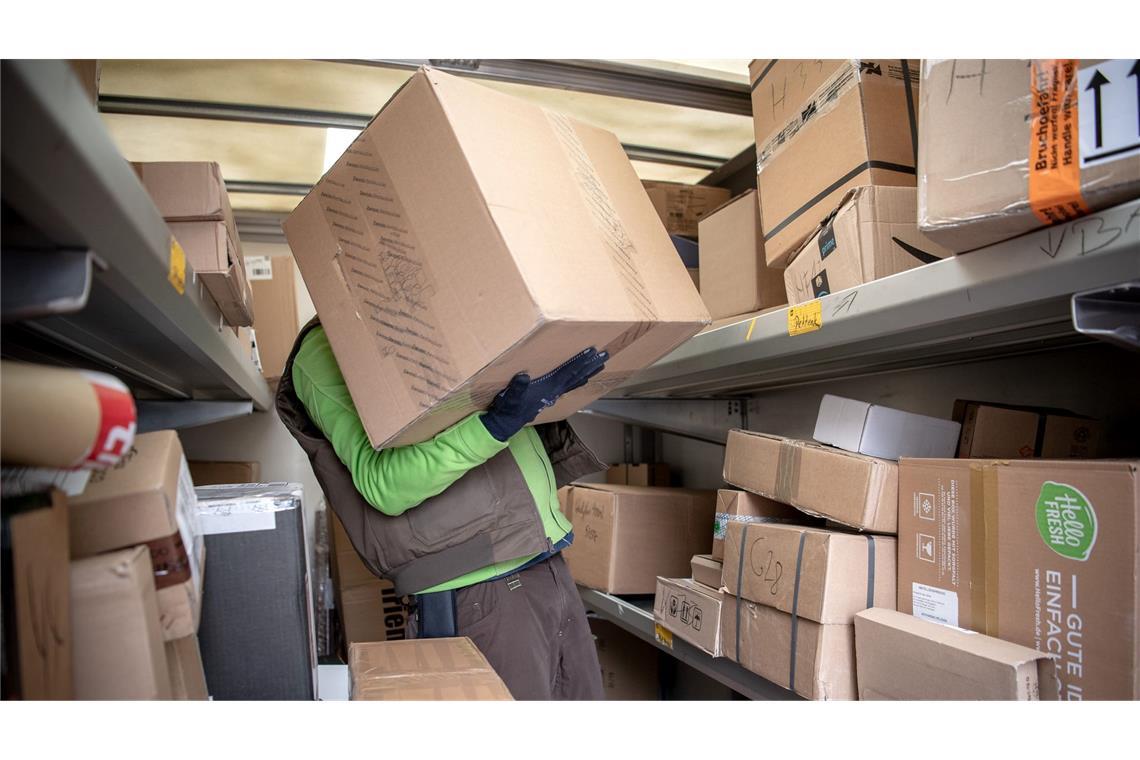 Paketboten müssen manchmal auch besonders schwere Sendungen schleppen. (Symbolfoto)