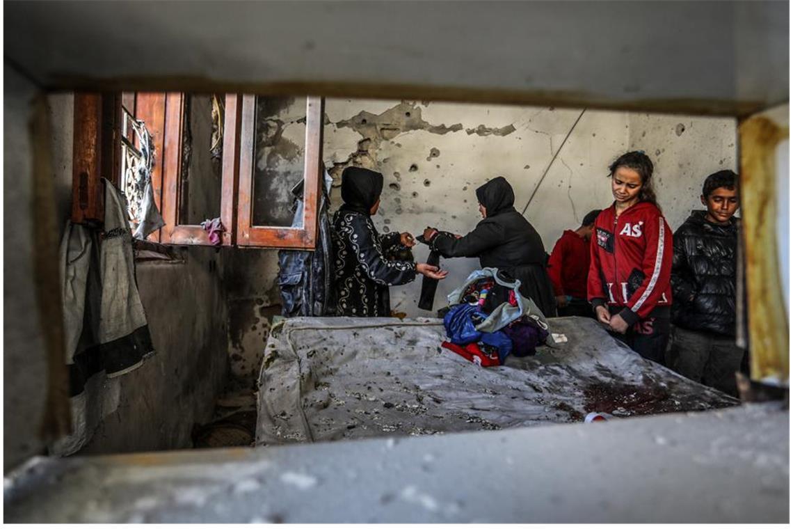 Palästinenser begutachten die Schäden in einem Haus, das durch einen israelischen Luftangriff auf Chan Junis zerstört wurde.